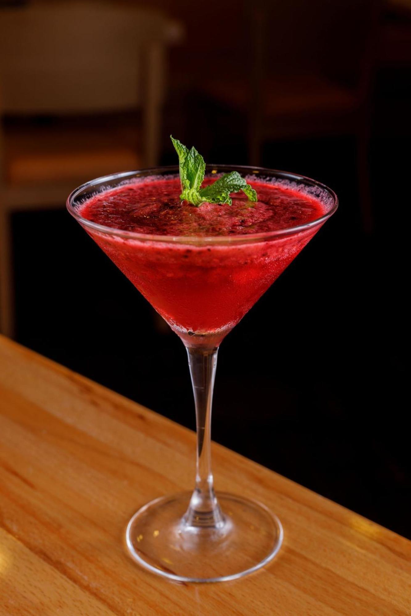 Отель Camino Real Santa Fe Мехико Экстерьер фото A cosmopolitan garnished with a sprig of mint